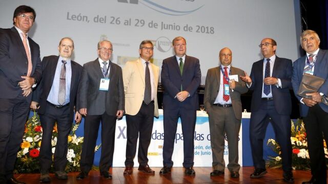 El alcalde de León, Antonio Silván y el director general de Agricultura de la Junta, Eduardo Cabanillas, inauguran las XI Jornadas Españolas de Presas junto al presidente de la Confederación Hidrográfica del Duero, Juan Ignacio de Diego, entre otros