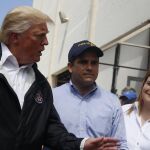 El presidente de Estados Unidos, Donald Trump (i), habla junto a la comisionada de Puerto Rico residente en Washington, Jenniffer González (d), y el gobernador de Puerto Rico, Ricardo Rosselló (c), a su llegada al municipio de Guaynabo