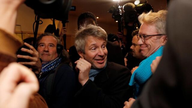 Eric Vuillard (C) a su llegada al restaurante Drouant tras recibir el Goncourt