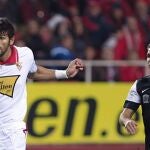 El defensa argentino del Sevilla CF, Federico Fazio (i), recupera un balón ante Joaquín Sánchez, del Málaga CF