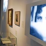 Un visitante ante la célebre escena de «El perro andaluz», de Luis Buñuel y Salvador Dalí