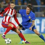 Carrasco intenta el regate ante un defensor del Rostov en el partido en Rusia. El belga se ha convertido en el estilete del equipo de Simeone