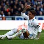 Sergio Ramos protesta en el suelo durante el partido. EFE / Rodrigo Jimenez
