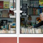 Durante 20 días bibliófilos, aficionados y curiosos podrán rebuscar entre las 39 casetas de libreros especializados / Efe