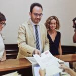 Antonio Hernando, acompañado por las diputadas Meritxell Batet (d) e Isabel Rodríguez (i), presenta la proposición no de ley para garantizar la actualización de las pensiones y de los sueldos de los funcionarios.