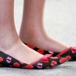 Los zapatos de la primera ministra británica, Theresa May, siempre son retratados por los fotógrafos