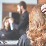 El cuero cabelludo se vuelve extremadamente sensible a medida que el cabello va cayendo