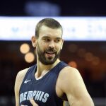 Marc Gasol de los Memphis Grizzlies celebra su anotación ante los Philadelphia Sixers durante un partido de baloncesto de la NBA