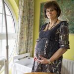 La médica lucense Lina Álvarez, de 62 años, que va a ser madre veinte años después de haber pasado por la menopausia