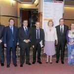 Numerosas personalidades acudieron al teatro Lope de Vega de Sevilla para escuchar al filósofo catalán, horas antes del inicio de la temporada taurina