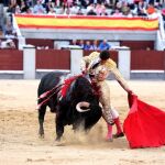 Paco Ureña toreando por el pitón izquierdo en la octava de San Isidro. Cristina Bejarano.