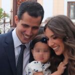 El diputado Juan Guaidó (i) llega con su familia para la sesión donde ha sido investido como presidente de la Asamblea Nacional Venezolana. EFE/ Miguel Gutiérrez