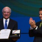 Francisco González posa con la Orden Mexicana del Águila Azteca en presencia del presidente de México, Enrique Peña Nieto