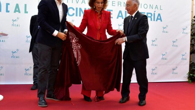 La actriz Sophia Loren, junto al alcalde de Almería, Ramón Fernández-Pacheco, y el presidente de la Diputación Gabriel Amat