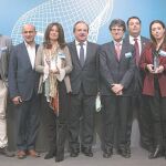 Foto de familia de los premiados y los miembros del jurado de la III edición de los galardones de Somos Pacientes / Gonzalo Pérez