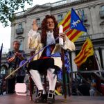 Toni Albà, ataviado como Felipe V, durante el pregón alternativo de las fiestas de la Mercè de 2016, organizado por entidades soberanistas