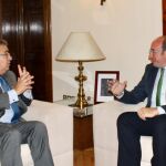 El ministro del Interior, Juan Ignacio Zoido, junto al presidente regional, Pedro Antonio Sánchez