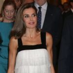 La Reina se decantó por un minivestido de inspiración años 20 de Teresa Helbig