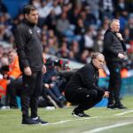 Marcelo Bielsa, entrenador del Leeds United, agachado en la banda