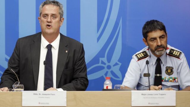 El mayor de los Mossos, Josep Lluís Trapero, junto al exconseller de Interior, Joaquim Forn. que cargaron contra la prensa tras los atentados de Barcelona. EFE/Andreu Dalmau