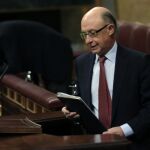 El ministro de Hacienda, Cristóbal Montoro, en la tribuna del Congreso de los Diputados