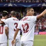 El delantero francés del Sevilla Ben Yedder (d) celebra el gol marcado ante el Olympique de Lyon