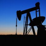Antes o después, parece obvio que el petróleo se agotará. Eso y la creciente presión social en favor de las energías renovables están empujando a las petroleras a diversificar su negocio tradicional. Foto: Pixabay.com