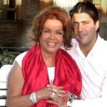 Sara Montiel junto a su último marido, el cubano 38 años Tony Hernández.