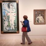 Una visitante, entre «Venus y Cupido» (Picasso) y «La Grosse María, Venus de Montmartre» (Lautrec)