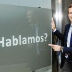El candidato a la presidencia del Partido Popular, Pablo Casado, posa ayer junto a una publicidad de un establecimiento comercial tras el encuentro con compromisarios en Valladolid