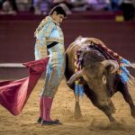 El novillero mexicano Luis David Adame da un pase a su segundo, durante la novillada con picadores del primer festejo de la Feria de Julio