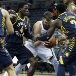 El español Marc Gasol (2-d) de Memphis Grizzlies en acción ante Cory Joseph (i) de Indiana Pacers.