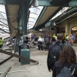 Aparentemente el tren no se detuvo a su llegada a la estación y se empotró contra la instalación,