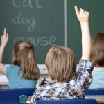 Varios alumnos en un aula 