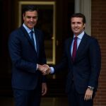 El presidente del Gobierno en funciones, Pedro Sánchez recibe al líder del PP, Pablo Casado, este lunes en el Palacio de La Moncloa / Alberto R. Roldán