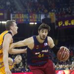 El pívot croata del FC Barcelona Lassa Ante Tomic trata de superar la defensa de Anzejs Pasecniks, del Herbalife Gran Canaria