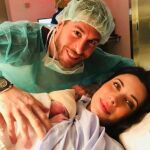 Sergio y Pilar, con el pequeño Alejandro