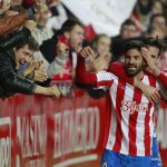 El centrocampista del Sporting Carlos Carmona (c) celebra con su compañero el gol marcado ante el Osasuna