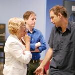 Carmena conversa con Jacobo Rivero minutos antes de que comenzaran las emisiones de M21