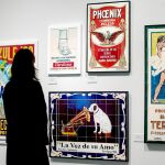 Una mujer contempla las piezas de cerámica de la exposición
