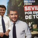 Beltrán Pérez posa con una imagen del folleto de campaña con el eslogan