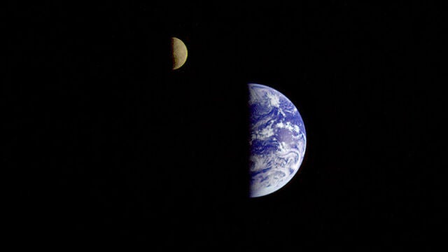 La Tierra y la Luna tal y como la Voyager las fotografió en 1977