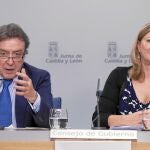 Los consejeros José Antonio de Santiago-Juárez y Pilar del Olmo explican los acuerdos del consejo de Gobierno, en el que se aprobó la Ley de Medidas