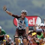 Bardet celebra su victoria en la duodécima etapa del Tour