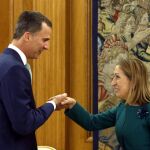 El Rey recibe ayer en La Zarzuela a Ana Pastor para que le entregue la lista de los 14 partidos que irán a las consultas