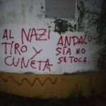 Algunas de las pintadas aparecidas en la finca del torero / Foto: La Razón