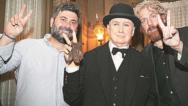 Winston Churchill. En «El club de los execrables» descubrimos que el más famoso primer ministro británico fue corrupto, racista y cruel. Prueba de esto último es una de sus más desafortunadas frases: «No entiendo esta aversión contra el uso del gas. Estoy completamente a favor de usar gases venenosos contra las tribus incivilizadas». Incluso vio con buenos ojos la llegada de Franco al poder porque era la única manera de que en España no gobernaran su peor pesadilla: los socialistas.