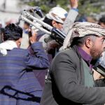Hombres leales a los hutíes bailan ayer en una concentración contra los mil días de la campaña saudí en el país