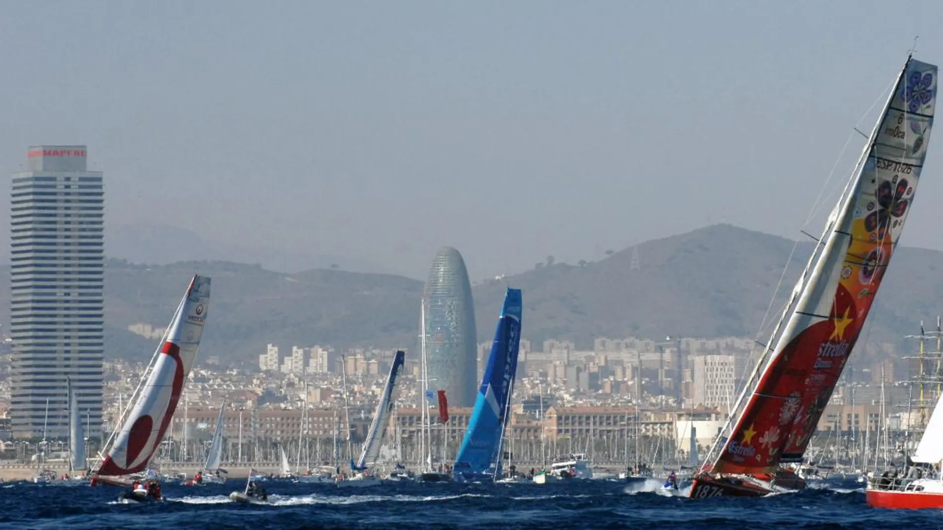 La regata consiste en dar la vuelta al mundo en barcos de vela con salida y llegada desde Barcelona