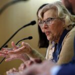 La alcaldesa de Madrid, Manuela Carmena, durante la rueda de prensa que ha ofrecido hoy para explicar las medidas que adoptará el Ayuntamiento ante la tutela por parte del Ministerio de Hacienda de las cuentas municipales